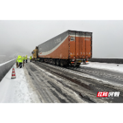 货车“雪中”受阻  高速管理所用麻袋铺路200米助其脱困