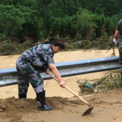 黄细红：冒雨转移不漏1人