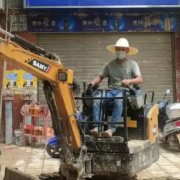 桂阳父子带挖机千里驰援贵州榕江