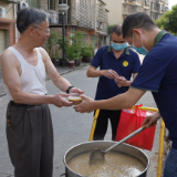 资兴市爱心商家开展夏日送清凉活动
