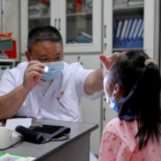 谭鉴军:二十二载村医路 四十万张处方情