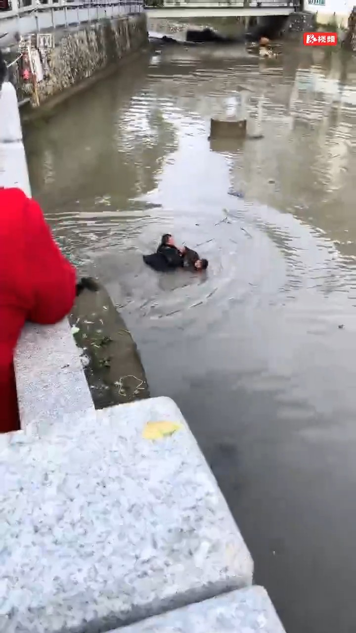 纵身一跃 宋搬明勇救落水老人
