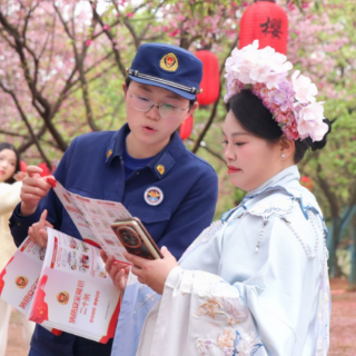 桂阳县：千亩樱花迎春绽放 消防宣传服务队借势入园送“平安