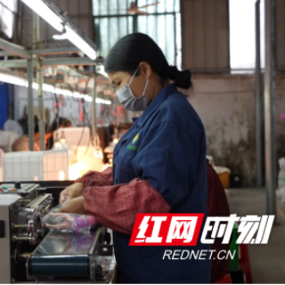 宜章县五岭镇浒口村：“家门口”上班，很幸福！