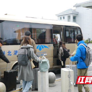 从舱门到校门:北湖机场“郴心接驳”温暖学子返校路