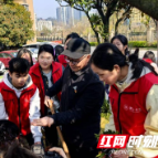 党徽映青苗 护绿践初心 ——湘南学院依托榜样开展实践育人活动