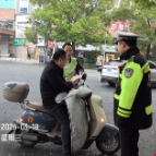 永兴县便江街道：“上路劝导+定点宣传”开展“戴帽工程”宣传执法专项行动