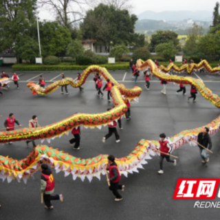宜章县一六镇:百米长龙“闹元宵”