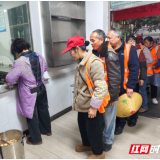 工商银行郴州临武支行开展元宵节关爱环卫工人主题活动