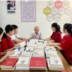 湘南学院文新院师生拜访全国优秀共产党员曹扬成
