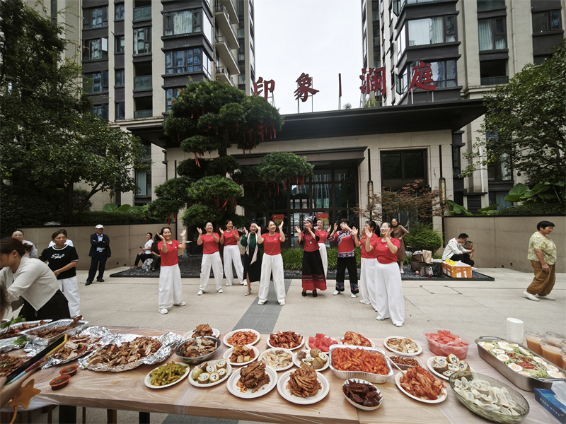 活动现场,社区舞蹈队带来手势舞表演,抒发家国情怀,营造民族团结、喜庆祥和的节日氛围。.jpg