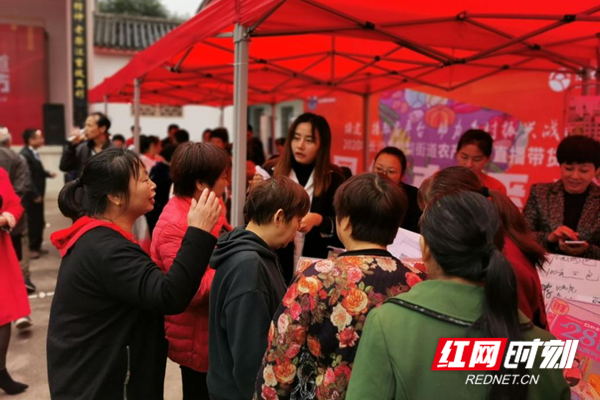 活动吸引大量村民驻足观看和争相购买..png