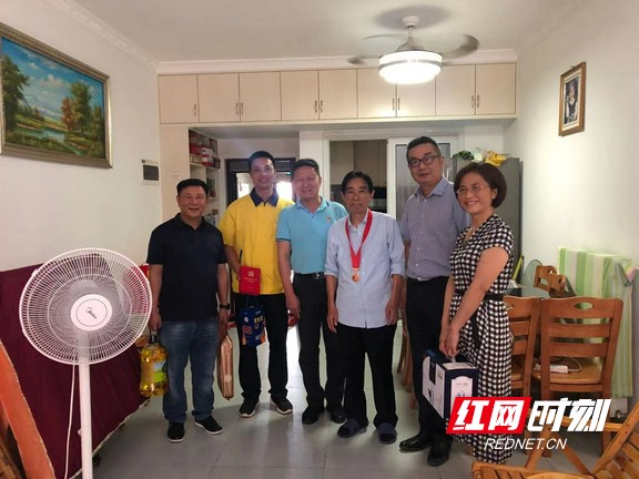 长沙燃气实业有限公司党委为老党员送上“光荣在党50年”纪念章。
