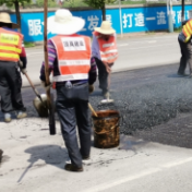湘潭高新区高效解决12345市民热线投诉，维修破损路面，消除安全隐患