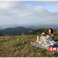 新春走基层·小镇青年｜背包客变主理人，她是莲花书栈的老板娘胡紫凌