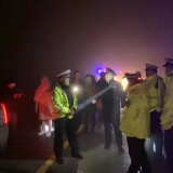 10名群众赏冰被困山区 公安交警夜间紧急救援