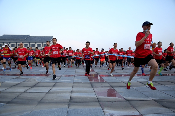 马拉松邀请赛起跑_副本.jpg