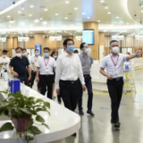 陈仲伯调研省厅驻省政务服务大厅窗口