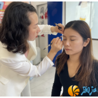 阳明山庄社区：妆出美容颜  绽放“她”风采