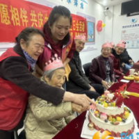 桃岭社区开展“志愿相伴 共庆生辰” 长者生日会活动