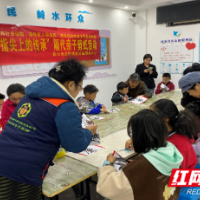 指尖上的传承，桃岭社区开展隔代亲子剪纸活动