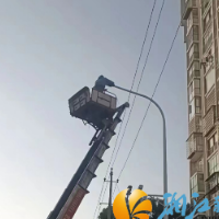 路灯亮了，谭石路群众心里暖了