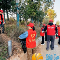 坪塘街道：创全国卫生城市，在职党员在行动