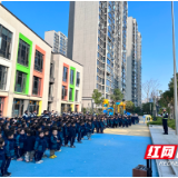 接娃送娃“头”等大事  “平安头盔”进驻校园