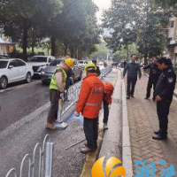 黄泥岭社区：护栏及时加固  筑牢安全防线