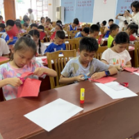 川塘社区：趣味剪纸活动丰富青少年暑期生活