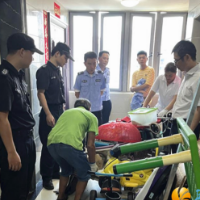 八方社区：清理楼道杂物，消除安全隐患