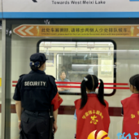 黄泥岭社区开展“童心永向党 逐梦新时代”地铁志愿活动