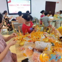 岳龙社区开展“石榴满枝正当红，手工演绎民族情”串珠活动