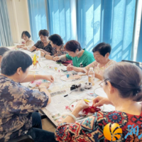 后湖新村组织开展“师情‘花’意,至‘扇’至美”教师节手工团扇