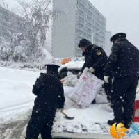 望岳城管扫雪除冰保畅通
