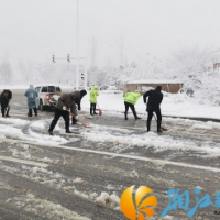 坪塘街道：清雪除障 暖心护行