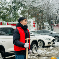 “爸爸，你会陪我打雪仗吗？”
