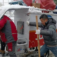 荷花塘社区：雨雪天快递小车被困，社区工作人员暖心救助