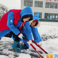 雷锋街道：以雪为令齐上阵 扫雪除冰保通畅