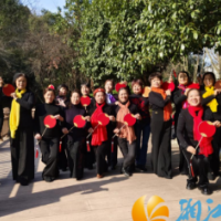 梅溪湖街道桃岭社区开展“耆者风采 别样夕阳红”老年模特走秀活动