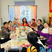 西湖街道谭家冲社区举办“情暖社区，手作品茗，和谐邻里”秋日茶话会