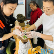 西湖街道咸嘉湖社区开展系列手工活动，居民感受指尖魅力