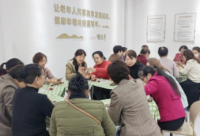 梅溪湖街道金滩社区开展“遇见最美的自己”老年DIY口红活动