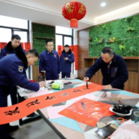 麓谷街道：春联剪纸进消防 笔墨飘香送祝福