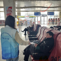 望城坡街道禁毒宣传进车站，营造全民禁毒好氛围
