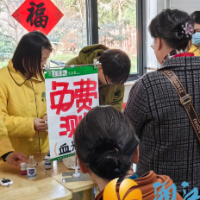 西湖街道龙王港社区：春风送暖学雷锋 志愿服务暖人心