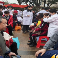 开展学雷锋义诊志愿服务活动