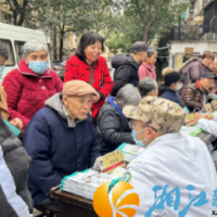 溁湾镇社区：党建引领学雷锋 爱心义诊送健康