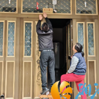 亮身份、做表率——茶场村93户共产党员家庭“挂牌”了