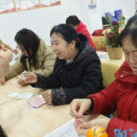 梅溪湖街道华茂社区：巧串手链，人人守廉
